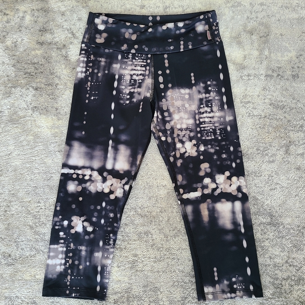 🔷️5/$25 KOS USA Gray Print Capri Leggings Size Medium